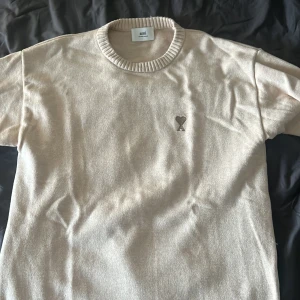 AMI Paris sweatshirt  - Säljer nu denna ami Paris tröja då jag inte använt den på väldigt länge. Den är i väldigt bra skick 9/10  OBS. Denna tröja är storlek M men är stor i storleken så den passar även L 