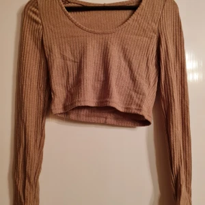 Croptop med huva  - Croptop med huva av märket shein i storlek medium, den är i bra skick och är utan fel eller brister