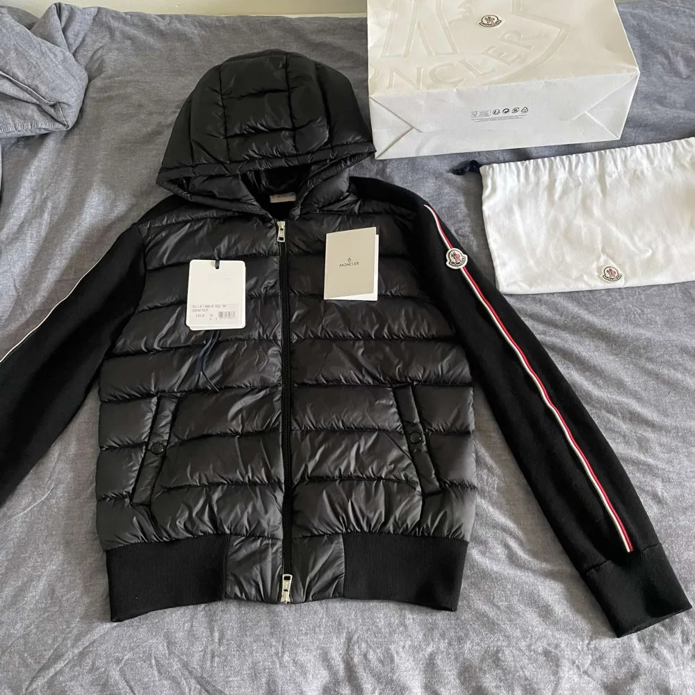 Moncler cardigan som tyvärr inte kommer till användning längre, använd fåtal gånger:) köpt i Danmark för 12,500 kr (orginalpris) :)) kan tänka mig att sänka pris vid snabb affär. Jackor.