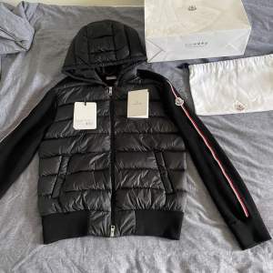 Moncler cardigan som tyvärr inte kommer till användning längre, använd fåtal gånger:) köpt i Danmark för 12,500 kr (orginalpris) :)) kan tänka mig att sänka pris vid snabb affär