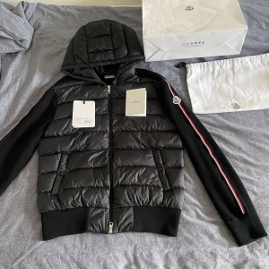 Moncler cardigan. - Moncler cardigan som tyvärr inte kommer till användning längre, använd fåtal gånger:) köpt i Danmark för 12,500 kr (orginalpris) :)) kan tänka mig att sänka pris vid snabb affär