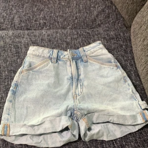 Denim shorts - Sköna shorts som passar till allt. Bra skick. Använda vid ett fler tal tillfällen.
