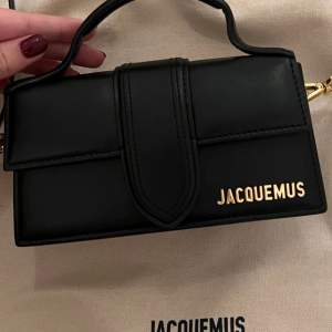 Säljer nu min super söta JACQUEMUS väska i modellen Le Bambino🌸Pris går att diskutera. Den är varsamt använd men lite små slitningar vid kanterna, skriv för fler bilder 😇Tyvärr medföljer endast väskan för har tappat bort box osv i flytt🌸