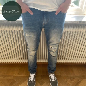 Tiger of Sweden Ripped Jeans - Säljer nu ett par ripped jeans från tiger of Sweden. Moddelen är 180cm och väger upp 70kg storlek är W31 L32. Skriv vid frågor och funderingar.