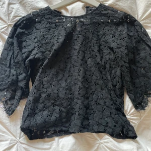 Snygg svart blus med hål - Snygg tröja med hål, super snygg med en svart bh under, skriv för mer bilder💗