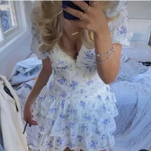 Zara klänning  - Säljer denna jättefina sommar klänningen i storlek L💕 Sitter som en M om inte S,  skriv om ni är intresserade!