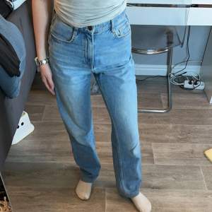 Jättefina jeans från Zara. Högmidjade och strl 34. För referens är jag 161 cm lång.