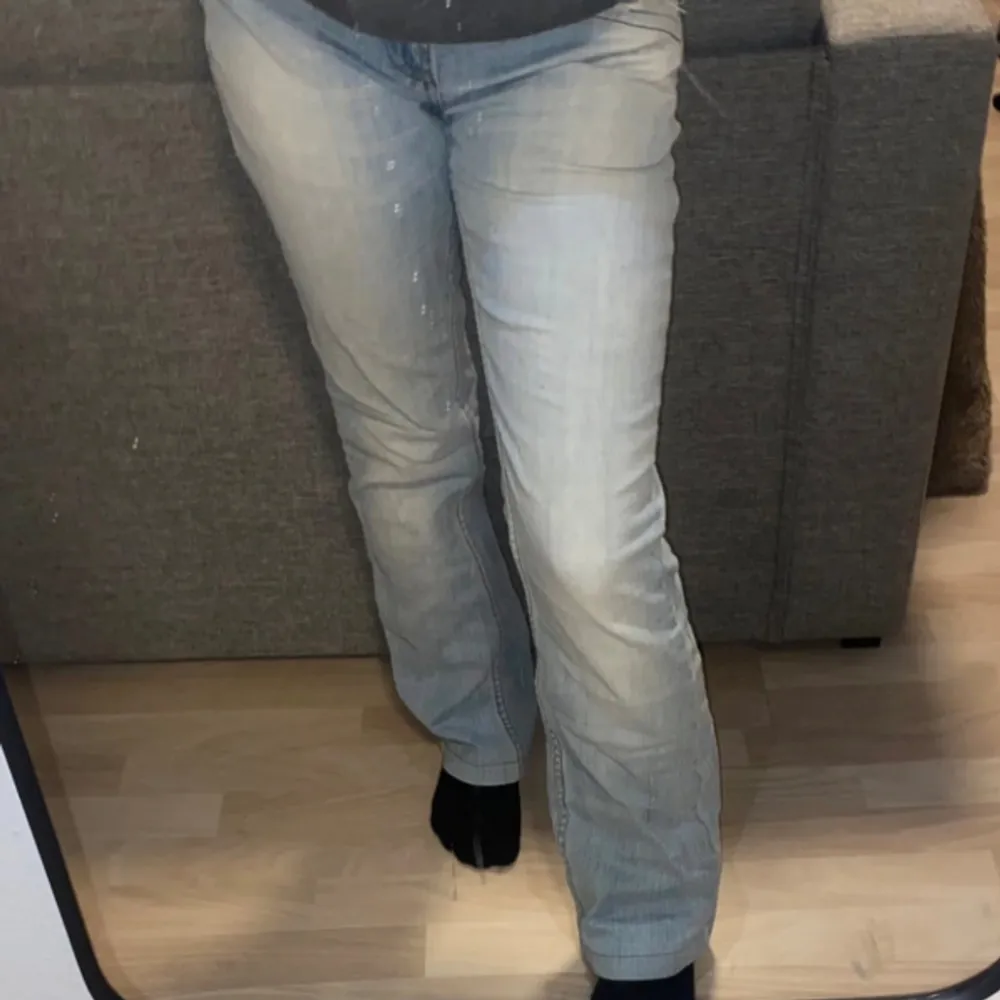 Lågmidjade utsvängda jeans som tyvärr är för små för mig. Skriv om du har några funderingar!. Jeans & Byxor.