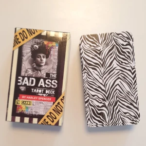 Tarotkort the badass tarotdeck - Rolig tarotlek, inte för den lättkränkta. Endast tittat på korten så nyskick. Pris 130kr