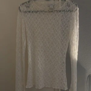 Spets tröja  - Säljer denna fina spetströja använd 1 gång , den har lite slits på armarna , bra skick 