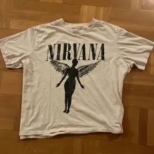 En fin nirvana T-shirt i mycke bra skick. Står att den är storlek L men skulle säga att den passar som M.💕slutsåld överallt. bara att skriva för fler bilder och funderingar✨