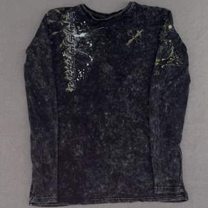 Y2k långärmad tröja i M storlek med en dödskalle tryck på baksidan, Tröjan är fortfarande i topp kvalitet 