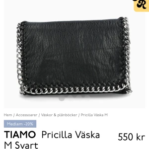 Väska  - Väskan ”Priscilla” M från Scorett. Säljer den då jag inte får användning för den längre. Köptes för ungefär två år sen på scorett och har blivit väl omhändertagen så den är i fint skick.  Nypris 550kr, jag säljer den för 250kr.