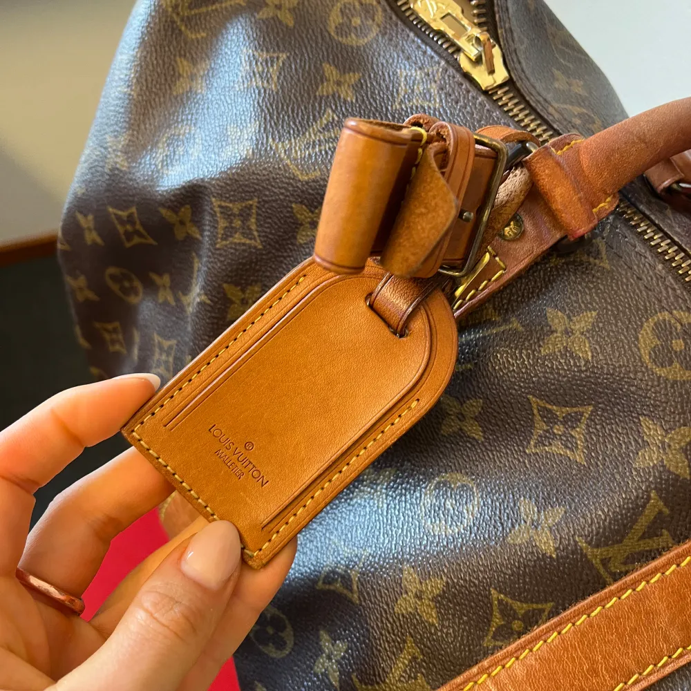 Väska från Louis Vuitton modell Keepall 45. Inhandlad via firstsecondvintage, där intyg ”certificate of authenticity” medföljer. Fint vintage skick. Datumkod finns på bild och i intyget som medföljer.  Mått: 45 x 20 x 27 cm. Väskor.