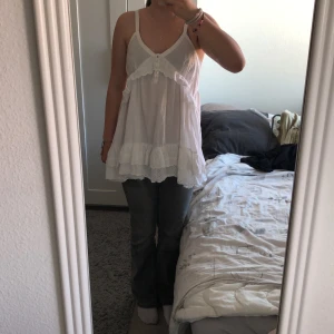 Söt blus/klänning - Perfekt skick! Är 160 cm och den är nästan för kort för att använda som klänning. Säljer för att den inte kommer till användning. Stor i storlek, skulle passa M också. Skriv gärna om du har någots frågor eller önskar fler bilder😊