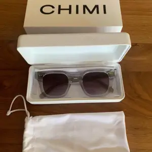 Superfina gråa solglasögon från Chimi. Modell 04. Fodral, påse och putsduk samt låda är intakta.  Sparsamt använt   Skick 10/10
