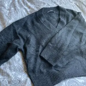 Säljer denna fina tröja då den inte kommer till användning.🙏🏼 Den är  väldigt mörk grå (nästan svart) och har en v-ringning på framsidan. Fint skick, använd ca 5 ggr. Ord pris 300kr. Priset går att diskuteras vid snabbt köp!❤️