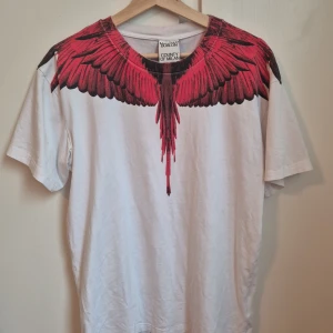 Marcelo burlon  - Tjo, säljer en marcelo burlon tshirt. Väldigt fräsch och sitter snyggt. Den är unik! Storlk S.