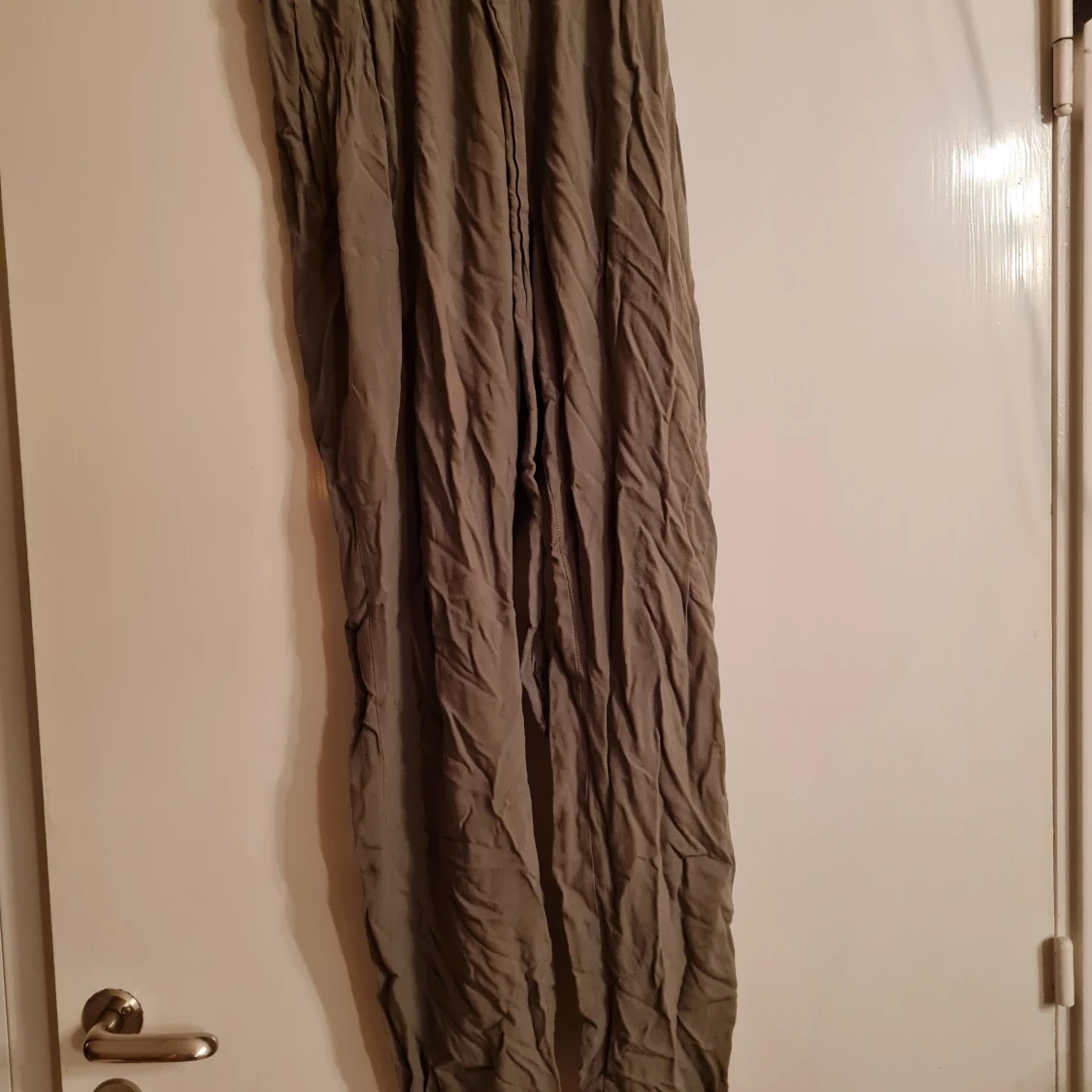 Khakigröna långbyxor  - 90