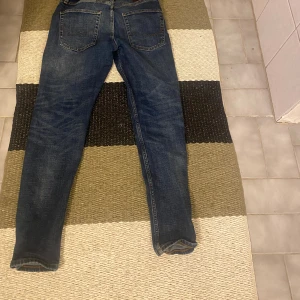 Jack and Jones jeans - Säljer nu mina Jack and Jones jeans i modellen comfort/mike som är i slim fit. Storleken är 30-30. Nypris-599. Mitt pris-350😍😍 Skriv i dm om ytterliga frågor.😁😁