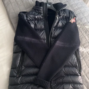 Moncler grenoble cardigan - Säljer denna schyssta cardiganen till ett grymt pris, jackan är i bra skick förutom en mindre defekt som ej märks vid använding, hör av er om ni har några funderingar, Mvh