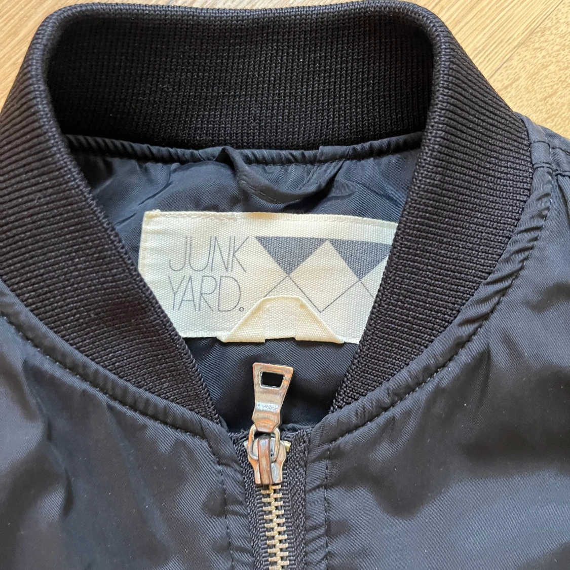 Svart bomberjacka från Junkyard - 92