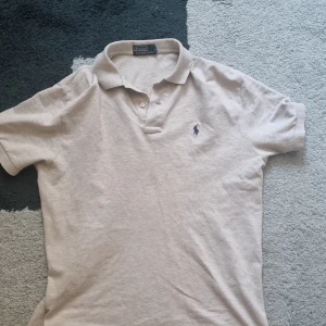 Ralph Lauren Piké  - Säljer denna Ralph lauren Piké som är perfekt till sommaren. Fint skick 9/10. Storlek M passar nog L också. 