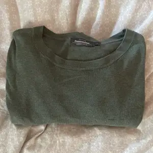 Säljer denna stickade tröjan ifrån dressman för endast 100kr, köpt för 500kr! Vid fler bilder eller frågor kontakta mig. 