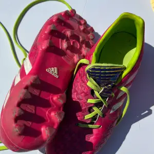 Rosa och gröna adidas fotbollsskor, använda varsamt i en säsong. Storlek 38, dam.  Skriv för mer info eller bilder!💕