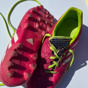 Adidas fotbollsskor  - Rosa och gröna adidas fotbollsskor, använda varsamt i en säsong. Storlek 38, dam.  Skriv för mer info eller bilder!💕