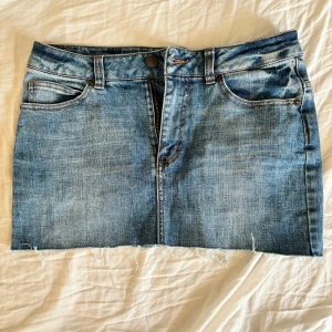 Los waist jeans kjol - Ass snygg vintage jeanskjol. Märket är okänt men köptes på Stockholms Stadsmission🫶🏽passar mellan xs/s