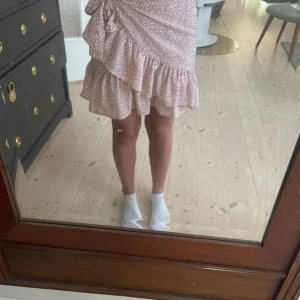 Rosa sommarkjol  - Kjolen är ljusrosa i ett bra skick, använd ett fåtal gånger