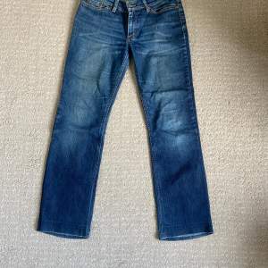 Fina jeans i nyskick som är köpta second hand 💞 midjemått: 34 cm, innerbenslängd: 70 cm💞