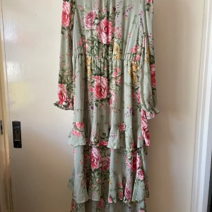 Klänning blommig  - Grön blommig klänning. Bredd 44 cn