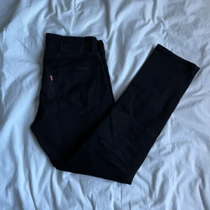 Levis 502 Jeans - Tja, Säljer ett par Levis 502 Jeans, modellen är slim. Bra skick, köpt för något år sedan, ej använt så pass mycket. Skick runt 8/10. Nypris runt 1100 kr. Hör av er vid frågor eller funderingar!
