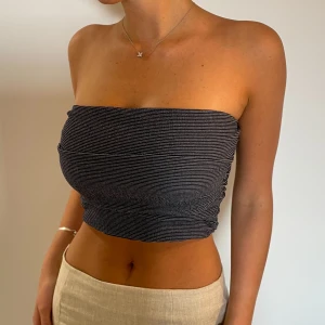 Marinblå bandeau top zara - Marinblå stretchig bandeau top från zara. 