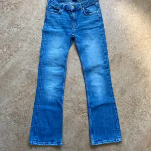 Säljer dessa jättefina och populära Gina Young jeans, low bootcut! Bra skick! 💗