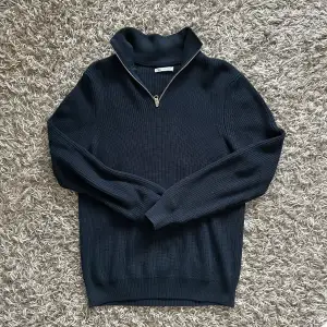 Säljer denna stickade halfzip tröjan ifrån zara | nyskick | strl M | mitt pris 200 kr