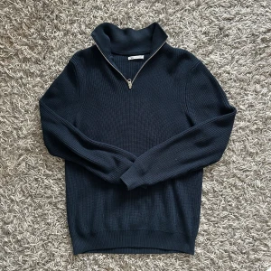Sticka tröja  - Säljer denna stickade halfzip tröjan ifrån zara | nyskick | strl M | mitt pris 200 kr