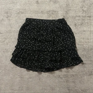 Svart vitprickig kjol - Kort kjol med vita prickar🖤