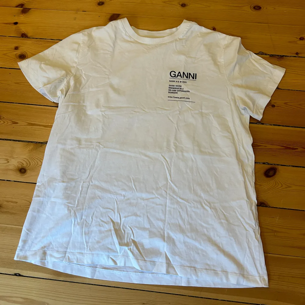 Vit Ganni T-shirt med tryck på ryggen. Nypris. 945kr  . T-shirts.