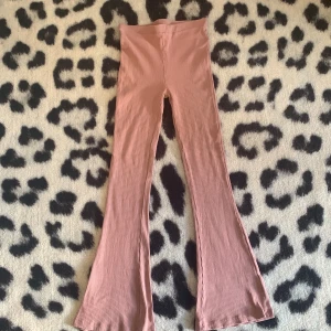 Flared byxor - Söta rosa byxor som inte kommer till användning.