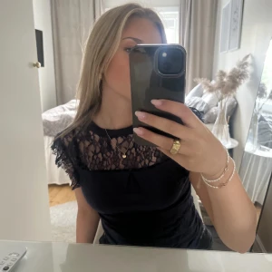 spets topp - säljer denna marinblåa spetstopp då den inte passade mig💗 Uppskattad storlek S. Bara nån gång använd sedan dess jag köpte den.