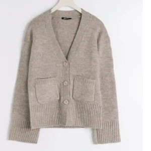 Stickad kofta - Säljer denna slutsålda beiga kofta från ginatricot, använd ett fåtal gånger💕