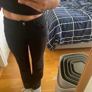 Säljer dessa low waist bootcut svarta jeans ifrån hm! Jätte fina men kommer inte till användning! Pris går alltid att diskutera ❤️