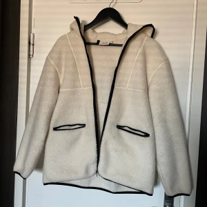 Casall pile jacket - Hejsan! Jackan har inga tecken på användning, storlek S, priset är inte hugget i sten❤️