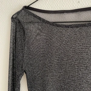 glittrig meshtopp  - glittrig meshtopp. perfekt till fest eller en utekväll🖤