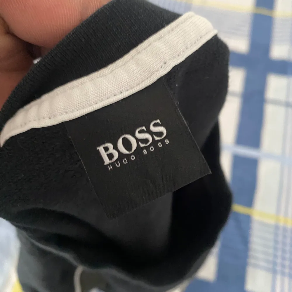 Hugo Boss Sweatshirt i fint skick, endast använd ett par gånger. Färg: Svart Storlek: Medium. Hoodies.