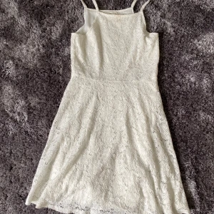 Sommar klänning  - Söt vit sommarklänning. Strl 164 men passar mig som har xs-m. Skicket är bra! Kom privat om du vill ha bilder på! Priset är + frakt. Använd inte köp nu utan kontakta mig privat vid intresse!🥰