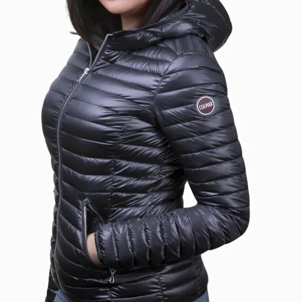 Köpt (Ladies down jacket) för 3 år sen för 2500, använd ca 2-3 gånger då den är för liten på mig. Utmärkt skick, som ny. Hann aldrig returnera den. Storleken känns som en S eller väldigt liten M. Skickar fler bilder vid intresse. Diskuterbart pris! 💕. Jackor.